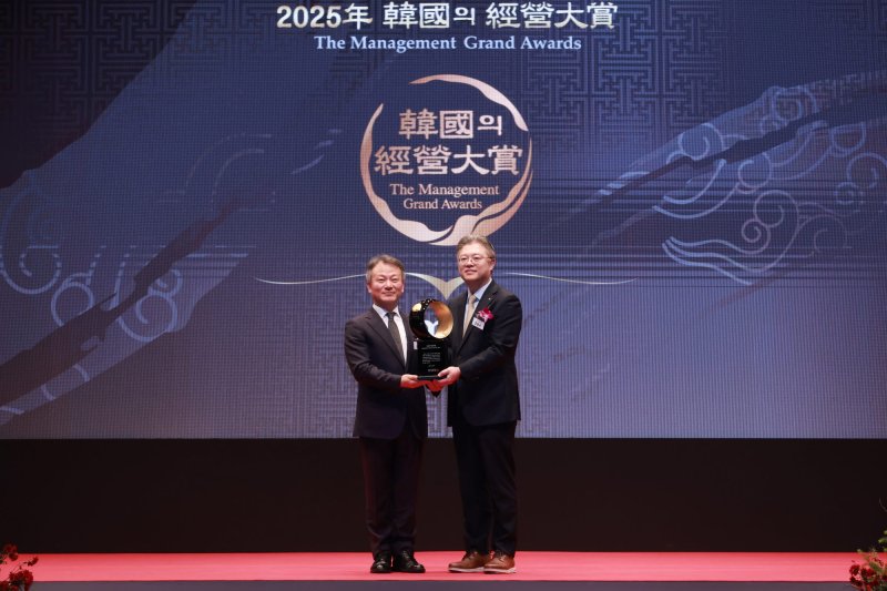 [서울=뉴시스]9일 서울 중구 신라호텔에서 열린 ‘2025 한국의 경영대상’에서 김연성 한국고객만족경영학회장(왼쪽)과 조영서 KB국민은행 AI·DT추진그룹 부행장(오른쪽)이 기념촬영을 하고 있다. (사진=KB국민은행 제공). 2025.12.09. photo@newsis.com