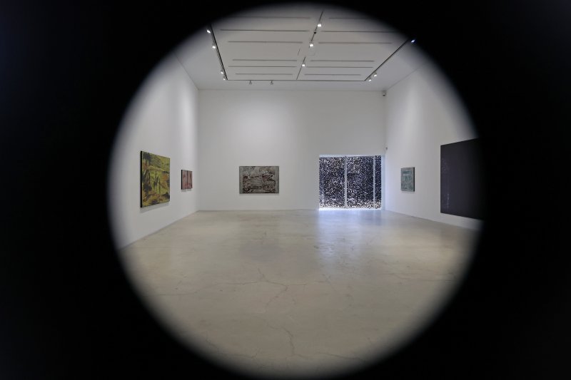 [서울=뉴시스] 박진희 기자 = 국제갤러리는 9일 서울 종로구 국제갤러리 K3와 한옥 공간에서 다니엘 보이드(Daniel Boyd)의 개인전 '피네간의 경야(Finnegans Wake)' 기자간담회를 갖고 작가의 신작은 소개하고 있다. 2025.12.09. pak7130@newsis.com