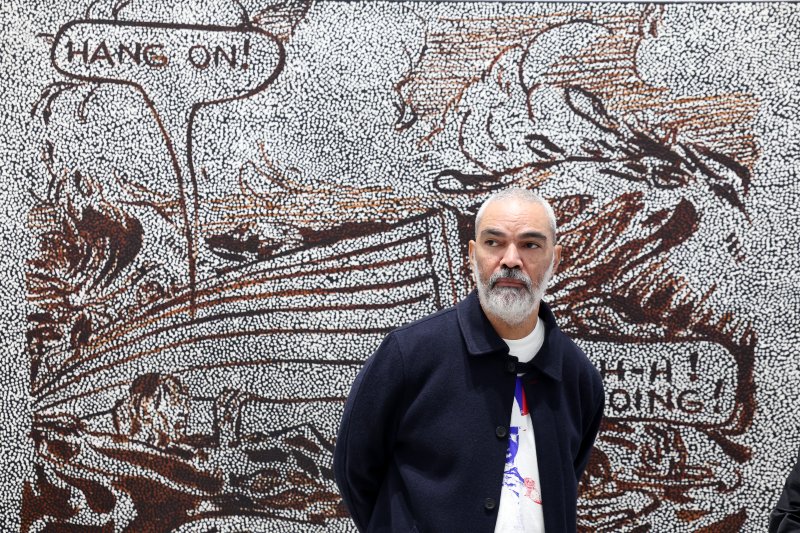 [서울=뉴시스] 박진희 기자 = 호주 케언즈 원주민 혈통인 다니엘 보이드(Daniel Boyd) 작가가 9일 서울 종로구 국제갤러리에서 개인전 '피네간의 경야(Finnegans Wake)' 기자간담회를 갖고 작품 설명을 하고 있다. 2025.12.09. pak7130@newsis.com