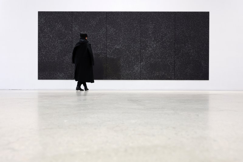 [서울=뉴시스] 박진희 기자 = 국제갤러리는 9일 서울 종로구 국제갤러리 K3와 한옥 공간에서 다니엘 보이드(Daniel Boyd)의 개인전 '피네간의 경야(Finnegans Wake)' 기자간담회를 갖고 작가의 신작을 소개하고 있다. ‘렌즈’가 설치작품 'Untitled (PCSAIMTRA)'. 2025.12.09. pak7130@newsis.com