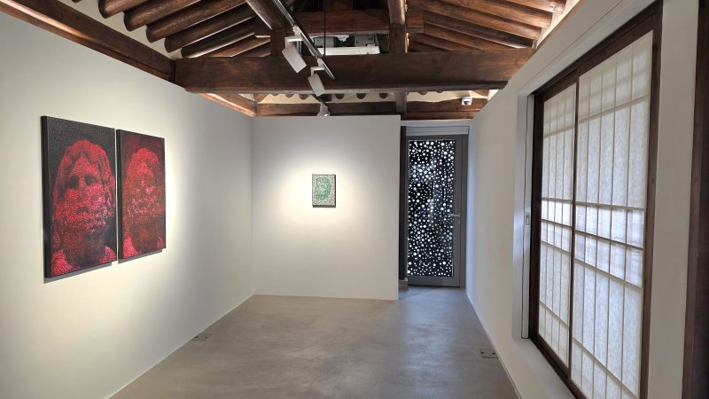 [사진=박현주 미술전문기자]국제갤러리 한옥공간에 전시된 다니엘 보이드 전시 전경. 2025.12.09.hyun@newsis.com *재판매 및 DB 금지