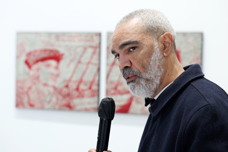 [서울=뉴시스] 박진희 기자 = 호주 케언즈 원주민 혈통인 다니엘 보이드(Daniel Boyd) 작가가 9일 서울 종로구 국제갤러리에서 개인전 '피네간의 경야(Finnegans Wake)' 기자간담회를 갖고 작품 설명을 하고 있다. 2025.12.09. pak7130@newsis.com