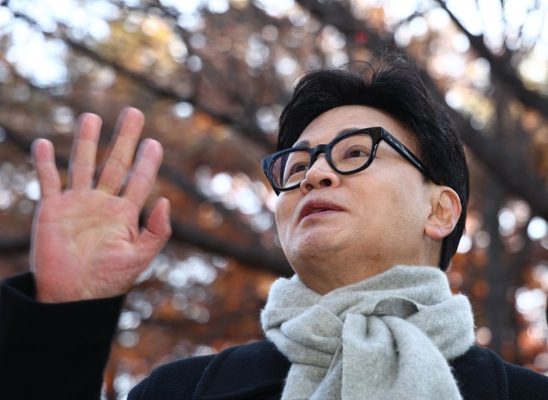 [서울=뉴시스] 김명년 기자 = 한동훈 국민의힘 전 대표가 3일 오후 서울 여의도 국회 경내에서 열린 12.3 비상계엄 1주년 기자회견에서 지지자들에게 손을 흔들고 있다. 2025.12.03. kmn@newsis.com