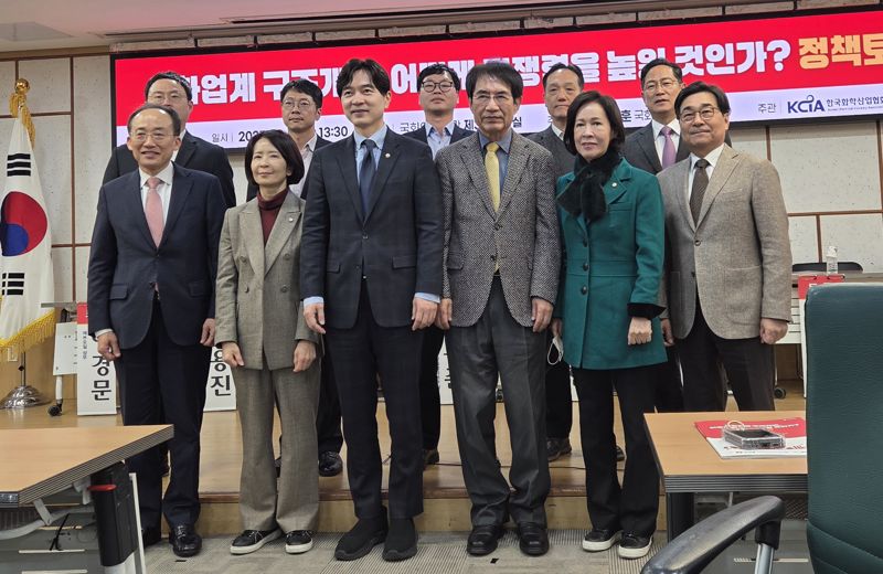 박성훈 국민의힘 의원 주최, 한국화학산업협회 주관으로 9일 오후 국회의원회관 제3세미나실에서 열린 ‘석화업계 구조개편, 어떻게 경쟁력을 높일 것인가?’ 정책토론회에서 주요 참석자들이 기념사진을 찍고 있다. 사진=구자윤 기자