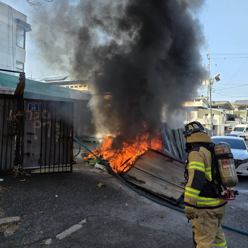 불이 난 전북 전주시 덕진구의 제조업체. (전북소방본부 제공. 재판매 및 DB금지)2025.12.9/뉴스1