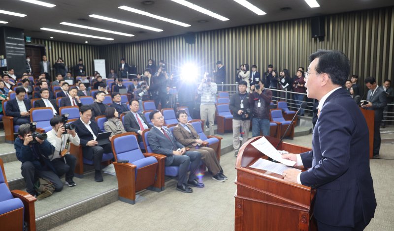 송언석 국민의힘 원내대표가 9일 서울 여의도 국회에서 열린 의원총회에서 발언하고 있다. 2025.12.9/뉴스1 ⓒ News1 신웅수 기자