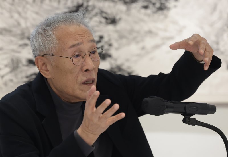 소설가 황석영이 9일 오전 서울 중구 달개비에서 가진 장편소설 ‘할매’ 출간 기념 기자간담회에서 신간 소개를 하고 있다. 2025.12.9/뉴스1 ⓒ News1 권현진 기자