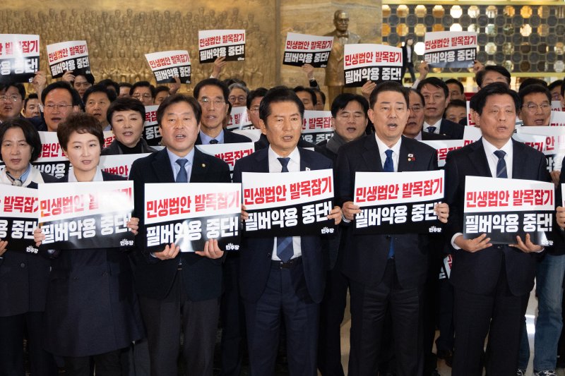 정청래 더불어민주당 대표가 9일 서울 여의도 국회 본회의장 앞에서 국민의힘을 규탄하고 있다. ⓒ News1 이승배 기자