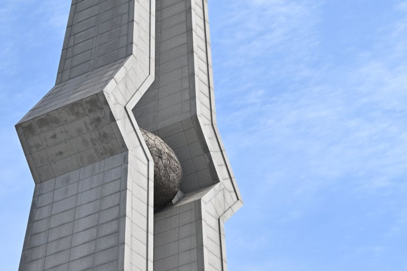 [광주=뉴시스] 이영주 기자 = 5·18민주화운동 45주기인 18일 오전 광주 북구 운정동 국립5·18민주묘지에 세워진 추념탑 뒤로 하늘이 파랗다. 2025.05.18 leeyj2578@newsis.com