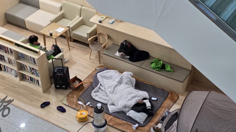 9일 세종시교육청 1층 로비에 진입해 농성을 벌이는 공공운수노조 세종지부 회원들. / 뉴스1