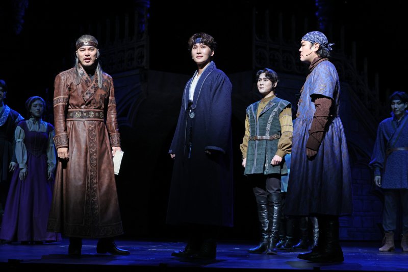 뮤지컬 '한복 입은 남자' 출연 배우들이 서울 중구 충무아트센터 대극장에서 주요 장면 시연을 하고 있다. 뉴시스