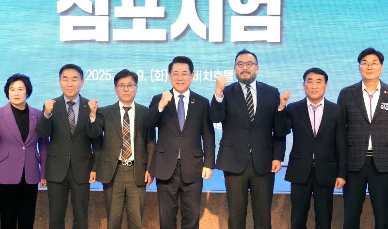 김영록 전라남도지사가 9일 목포 신안비치호텔에서 열린 '해상풍력사업 국민 100조 펀드 도약 심포지엄' 행사에 참석해 주요내빈들과 기념촬영을 하고 있다.(전남도 제공. 재판매 및 DB금지) 2025.12.9/뉴스1