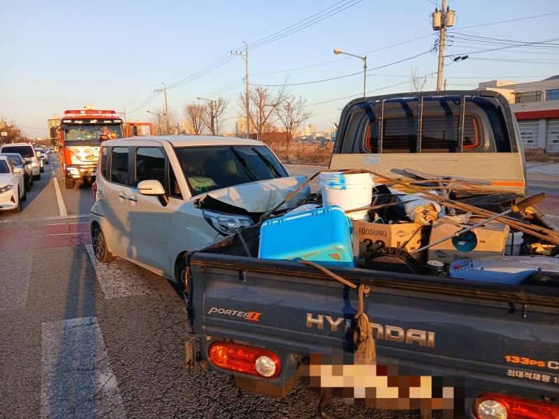 9일 오전 7시 15분께 전북 전주시 덕진구 여의동 한 도로에서 경차와 1t 트럭이 충돌하는 사고가 발생했다. (전북소방본부 제공. 재판매 및 DB금지)2025.12.9/뉴스1