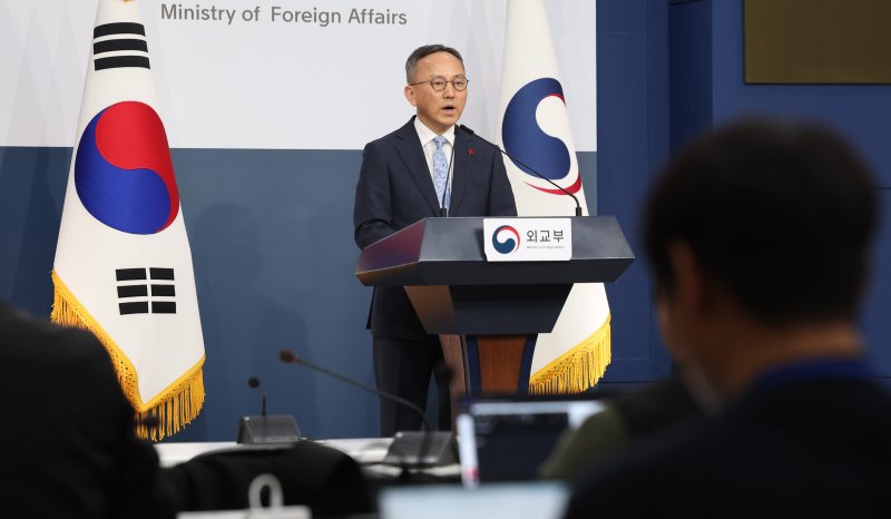 [서울=뉴시스] 추상철 기자 = 박일 외교부 대변인이 9일 오후 서울 종로구 정부서울청사에서 정례브리핑을 하고 있다. 2025.12.09. scchoo@newsis.com