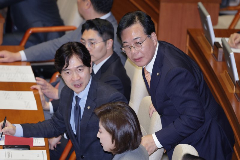 송언석 국민의힘 원내대표와 나경원 의원이 9일 서울 여의도 국회에서 열린 제429회국회(정기회) 제16차 본회의에서 대화하고 있다. 2025.12.9/뉴스1 ⓒ News1 신웅수 기자