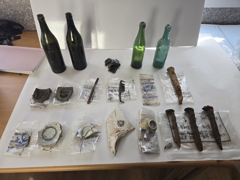 [부산=뉴시스] 부산항 북항 제1부두 발굴조사에서 출토된 'Made in USA' 표기가 있는 미군 전투화 굽, 1945년 오사카 공업이 일본군에 군납했던 일본군 칫솔, 식기, 술병 등 미군과 일본군이 사용한 생활용품. (사진=부경문물연구원 제공) 2025.12.09. photo@newsis.com *재판매 및 DB 금지