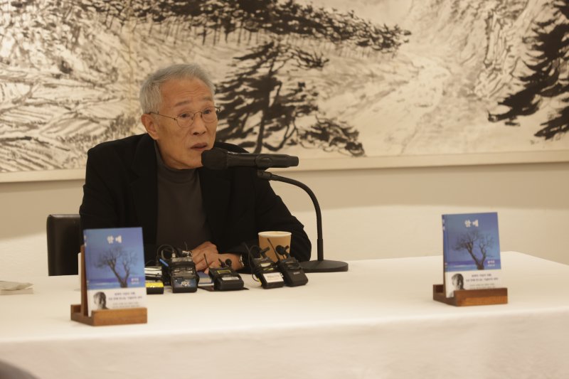 [서울=뉴시스]소설가 황석영(82)이 9일 서울 중구 달개비에서 열린 장편소설 '할매' 출간 기념 기자간담회에서 발언하고 있다. (사진=창비 제공)