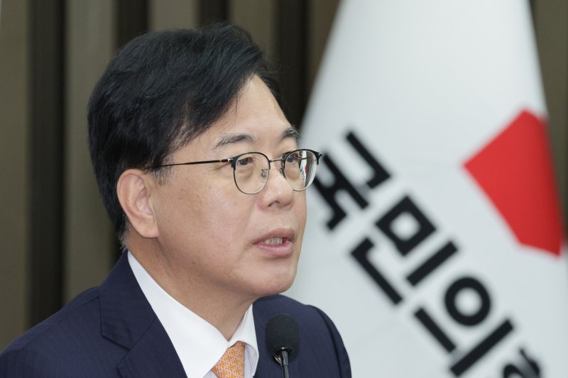 송언석 국민의힘 원내대표가 9일 서울 여의도 국회에서 열린 의원총회에서 발언하고 있다. 뉴스1