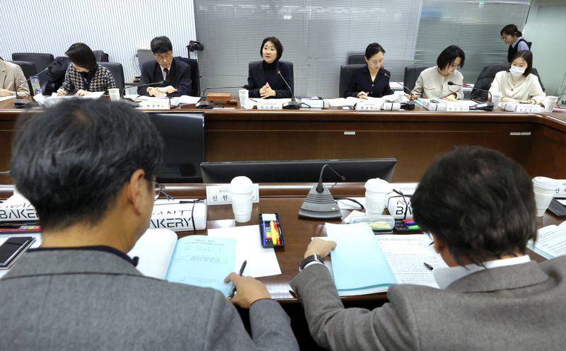 이스란 보건복지부 제1차관이 9일 서울에서 열린 제3차 중앙의료급여심의위원회를 주재하고 있다. 보건복지부 제공