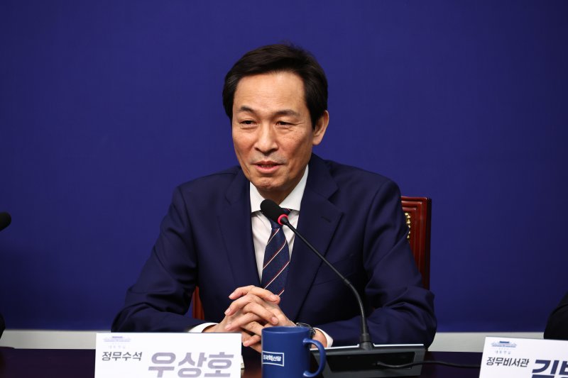 [서울=뉴시스] 김명년 기자 = 우상호 대통령실 정무수석이 25일 오후 서울 여의도 국회에서 조국 조국혁신당 대표와 만나 발언하고 있다. 2025.11.25. kmn@newsis.com