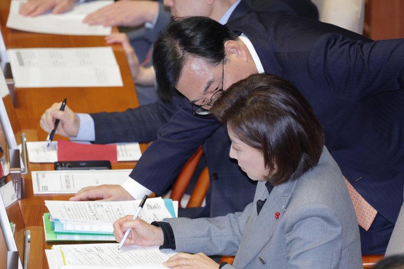 송언석 국민의힘 원내대표와 나경원 의원이 9일 서울 여의도 국회에서 열린 제429회국회(정기회) 제16차 본회의에서 대화하고 있다. 2025.12.9/뉴스1 ⓒ News1 신웅수 기자