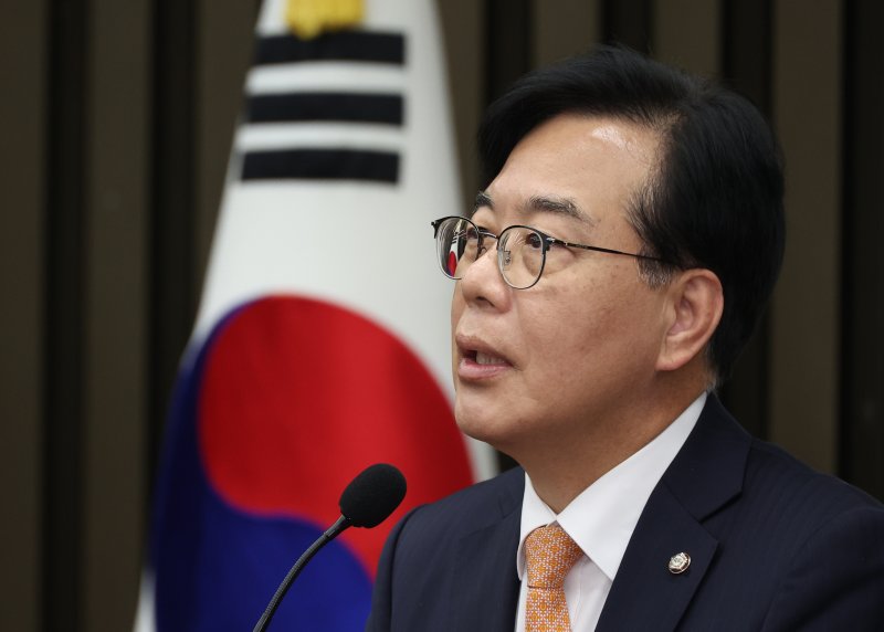 [서울=뉴시스] 김금보 기자 = 송언석 국민의힘 원내대표가 9일 서울 여의도 국회에서 열린 의원총회에서 발언을 하고 있다. 2025.12.09. kgb@newsis.com