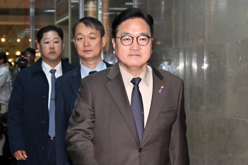 [서울=뉴시스] 김금보 기자 = 우원식 국회의장이 9일 서울 여의도 국회에서 여야 원내대표와 회동을 갖기 위해 의장실로 향하고 있다. (공동취재) 2025.12.09. photo@newsis.com