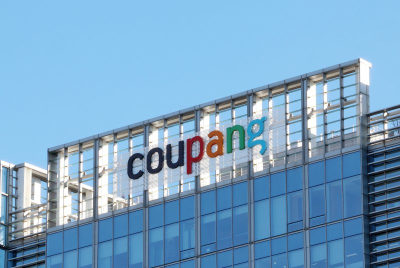 [서울=뉴시스] 조성우 기자 = 쿠팡이 개인정보 유출 사고와 관련, 개인정보 '노출'이란 표현을 '유출'로 수정하고 유출 항목과 피해 예방 안내를 재공지한 가운데 8일 서울 송파구 본사 모습이 보이고 있다.쿠팡은 "공지는 이미 발생한 개인정보 유출 사고에 관한 통지로, 새로운 유출 사고는 없었다"라며 "지난달 29일부터 안내한 개인정보 유출 사고에 대해 사칭, 피싱 등 추가 피해 예방을 위한 주의 사항을 안내한다"고 밝혔다. 2025.12.08. xconfind@newsis.com