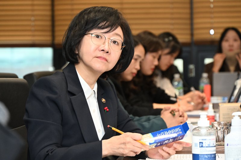 [서울=뉴시스] 오유경 식약처장은 9일 치약에 점자 및 음성·수어영상변환용 코드를 표시하고 있는 부광약품 방문해 점자·QR코드 표시 자율 확대를 격려하고, 현장의 목소리를 청취했다. (사진=식약처 제공) 2025.12.09. photo@newsis.com *재판매 및 DB 금지