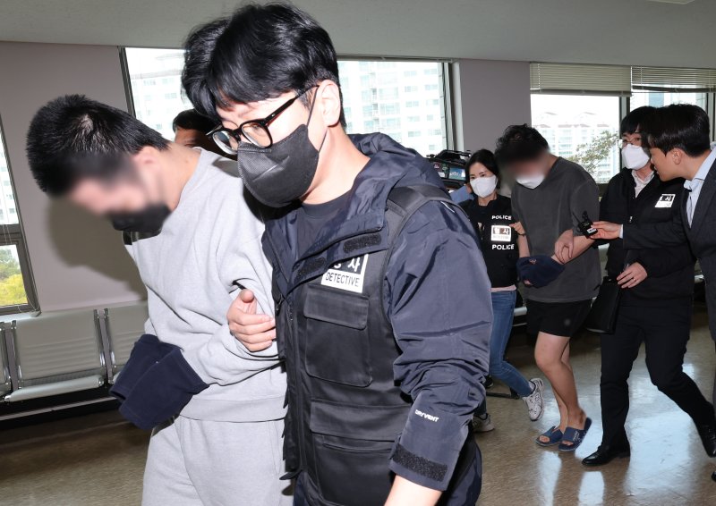 캄보디아 송환 피의자들이 지난 10월 20일 충남 홍성 대전지법 홍성지원에서 구속 전 피의자심문(영장실질심사)을 받기 위해 법정으로 들어서고 있다. 2025.10.20/뉴스1 ⓒ News1 김기태 기자