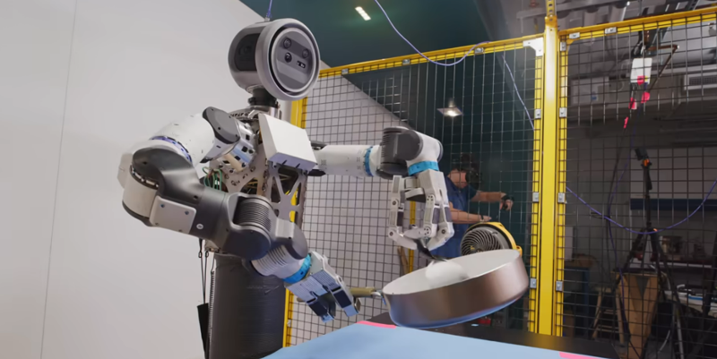 보스턴다이내믹스가 공개한 영상에서 휴머노이드 로봇 '아틀라스'가 프라이팬, 뒤집개 등 주방 조리기구를 사용하는 모습. 보스턴다이내믹스 유튜브 캡처.