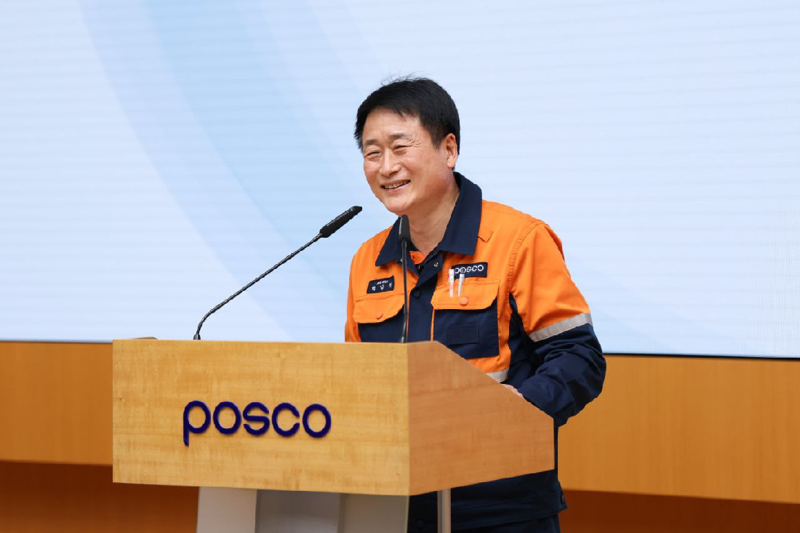 9일 경북 포항시 포스코 본사 대회의장에서 열린 취임식에서 박남식 제26대 포항제철소장이 취임사를 전하고 있다. 포스코제공