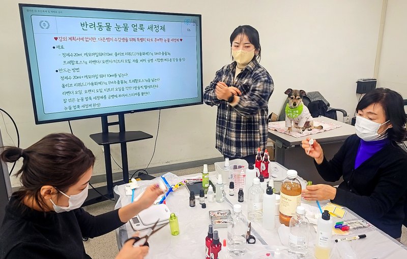 대구보건대 평생교육원과 수성구가 협력해 진행한 ‘도우미견을 활용한 반려인 교육‘ 모습. (대구보건대 제공. 재판매 및 DB금지)