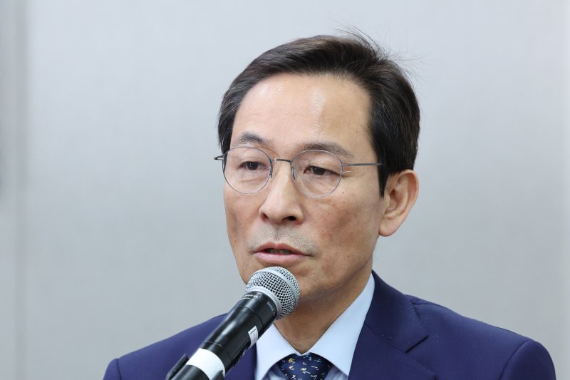 우상호 대통령실 정무수석이 6일 서울 여의도 국회에서 열린 국회운영위원회의 대통령비서실 등에 대한 국정감사에서 의원 질의에 답변하고 있다. 2025.11.6/뉴스1 ⓒ News1 신웅수 기자