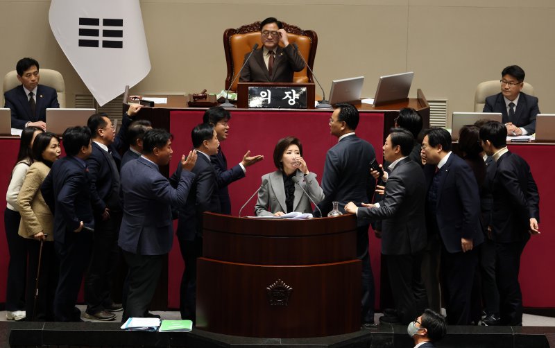 9일 국회 본회의에서 국민의힘 나경원 의원이 '가맹사업거래의 공정화에 관한 법률 일부개정법률안'에 대해 무제한 토론을 하는 가운데 여야 의원들이 발언대에서 목소리를 높이며 신경전을 이어가고 있다. 연합뉴스