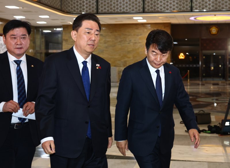 [서울=뉴시스] 김명년 기자 = 김병기 더불어민주당 원내대표와 문진석 원내운영수석부대표가 9일 오후 서울 여의도 국회 예결위장에서 열린 의원총회에 참석하기 위해 이동하고 있다. 2025.12.09. kmn@newsis.com