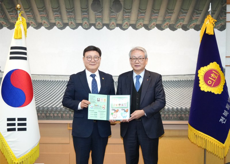 9일 임환 대한결핵협회 전북지부장(오른쪽)이 문승우 전북도의장에게 '크리스마스 씰'을 기증하고 있다.(의회제공. 재판매 및 DB금지)2025.12.9/뉴스1