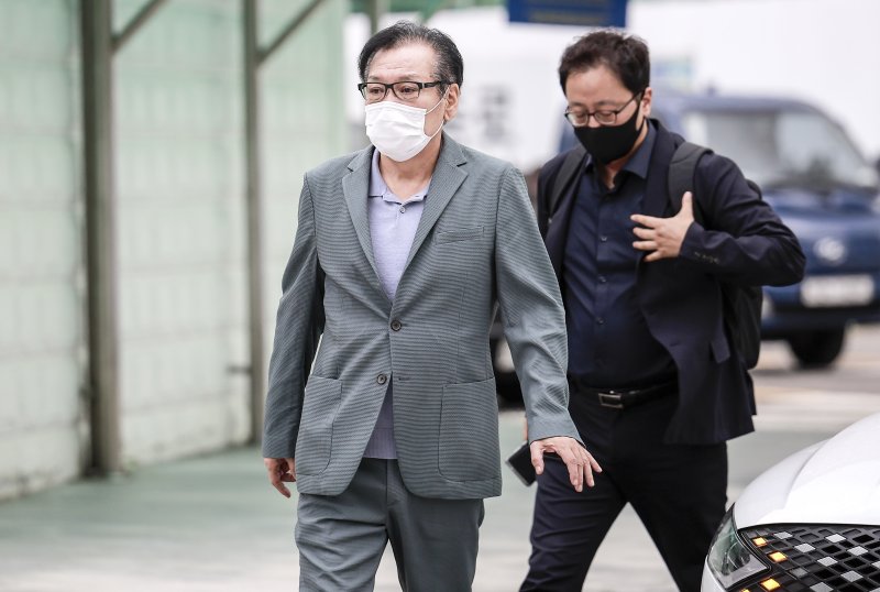 [서울=뉴시스] 사진은 건진법사 전성배씨가 지난 8월 21일 서울 종로구 KT광화문빌딩 웨스트에 마련된 김건희 특검 사무실에 출석하고 있는 모습. (사진=뉴시스DB) photo@newsis.com