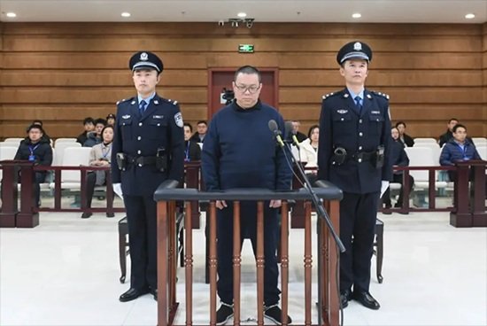 [서울=뉴시스] 9일 중국 톈진시 제2중급인민법원은 최고인민법원의 승인에 따라 11억800만 위안(약 2300억원)에 달하는 뇌물을 수수한 혐의로 바이톈후이 전 화룽국제지주회사 대표에 대한 사형을 집행했다. 바이씨가 재판을 받는 모습. <사진출처: 중국중앙 TV> 2025.12.09