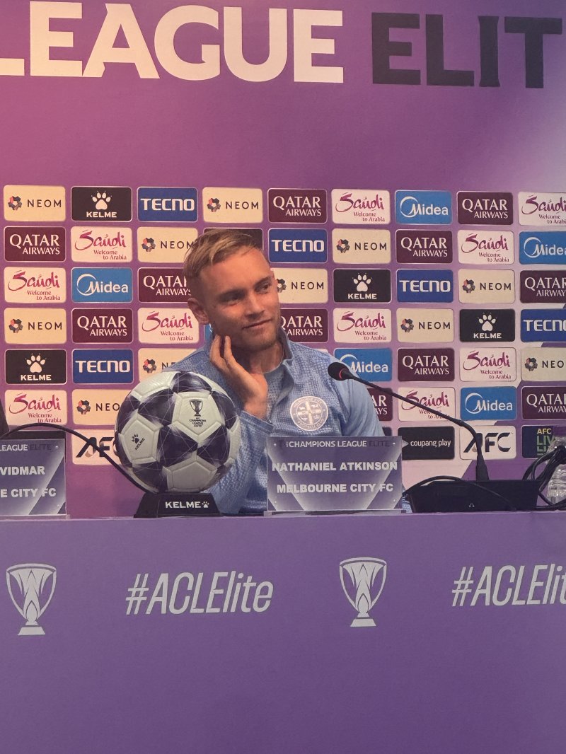 [서울=뉴시스] 김진엽 기자= 호주 프로축구 A리그 멜버른 시티의 나다니엘 앳킨슨이 9일 오후 4시30분 서울월드컵경기장에서 열린 프로축구 K리그1 FC서울과의 2025~2026시즌 아시아축구연맹(AFC) 챔피언스리그 엘리트(ACLE) 리그 스테이지 6차전 경기 전 기자회견에 자리해 질문에 답하고 있다. wlsduq123@newsis.com 2025.12.09.