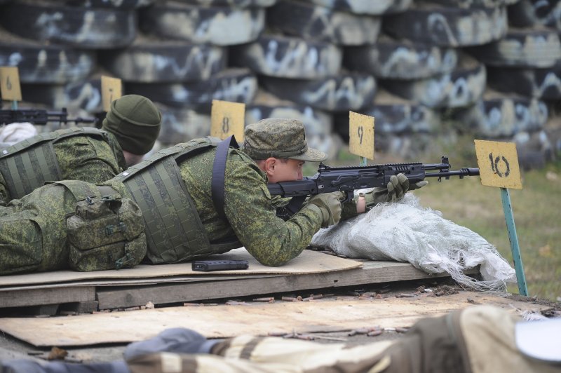 [로스토프나도누=AP/뉴시스] 2022년 10월 자료 사진으로, 러시아 남부 로스토프나도누 사격장에서 예비군들이 사격 훈련을 하고 있다. (사진=뉴시스DB)