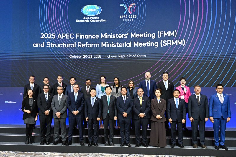 [인천=뉴시스] 권창회 기자 = 구윤철 경제부총리 겸 기획재정부 장관이 21일 오전 인천 영종도 인스파이어 리조트에서 열린 2025 APEC 재무장관회의에서 각국 참석자들과 기념촬영을 하고 있다. (공동취재) 2025.10.21. photo@newsis.com