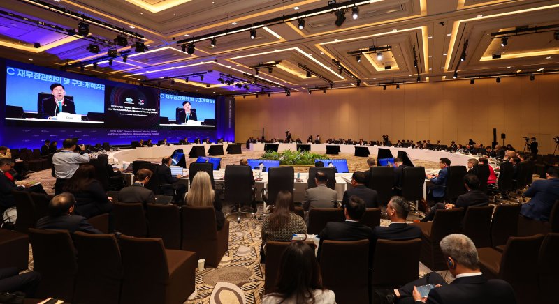 [인천=뉴시스] 권창회 기자 = 구윤철 경제부총리 겸 기획재정부 장관이 21일 오전 인천 영종도 인스파이어 리조트에서 열린 2025 APEC 재무장관회의에서 개회사를 하고 있다. 2025.10.21. kch0523@newsis.com