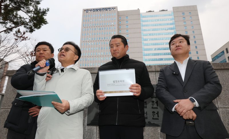 이재명 대통령이 이화영 전 경기도평화부지사 재판에서 집단 퇴정한 검사들에 대해 감찰을 지시한 가운데 27일 경기 수원시 영통구 수원지방법원 앞에서 이화영 전 부지사 측 변호인단이 재판부 기피 신청 후 집단 퇴정한 검사들에 대한 법정 모욕죄 및 직무유기죄 고발 관련 기자회견을 하고 있다. 2025.11.27/뉴스1 ⓒ News1 김영운 기자