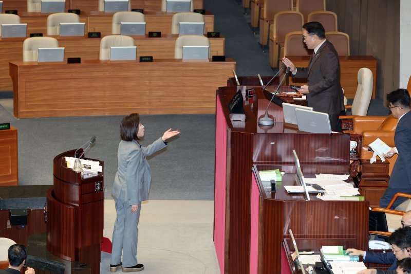 9일 서울 여의도 국회에서 열린 본회의에서 나경원 국민의힘 의원이 무제한토론(필리버스터)을 하는 가운데 우원식 국회의장에게 항의하고 있다. 2025.12.9/뉴스1 ⓒ News1 이승배 기자