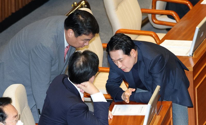 장동혁 국민의힘 대표가 9일 서울여의도 국회에서 본회의에서 송언석 원내대표, 정희용 사무총장과 대화하고 있다. 2025.12.9/뉴스1 ⓒ News1 이승배 기자