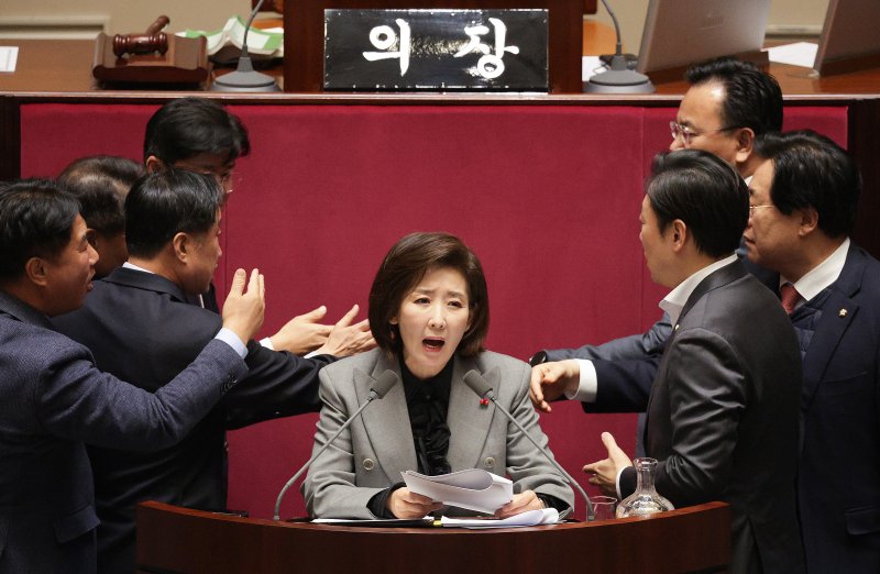 나경원 국민의힘 의원이 9일 서울 여의도 국회에서 열린 제429회국회(정기회) 제16차 본회의에서 가맹사업거래의 공정화에 관한 법률 일부개정법률안에 대한 무제한 토론(필리버스터)을 하는 가운데 여야 의원들이 충돌하고 있다. 2025.12.9/뉴스1 ⓒ News1 신웅수 기자