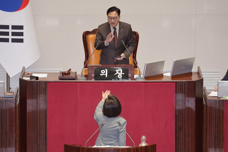 나경원 국민의힘 의원이 9일 서울 여의도 국회에서 열린 제429회국회(정기회) 제16차 본회의에서 가맹사업거래의 공정화에 관한 법률 일부개정법률안에 대한 무제한 토론(필리버스터)을 하는 가운데 우원식 의장이 제지하고 있다. 2025.12.9/뉴스1 ⓒ News1 신웅수 기자