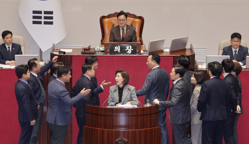 나경원 국민의힘 의원이 9일 서울 여의도 국회에서 열린 제429회국회(정기회) 제16차 본회의에서 가맹사업거래의 공정화에 관한 법률 일부개정법률안에 대한 무제한 토론(필리버스터)을 하는 가운데 여야 의원들이 충돌하고 있다. 2025.12.9/뉴스1 ⓒ News1 신웅수 기자