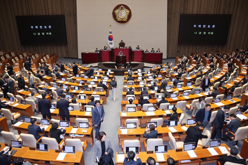 나경원 국민의힘 의원이 9일 서울 여의도 국회에서 열린 제429회국회(정기회) 제16차 본회의에서 가맹사업거래의 공정화에 관한 법률 일부개정법률안에 대한 무제한 토론(필리버스터)을 하자 여당 의원들이 퇴장하고 있다. 2025.12.9/뉴스1 ⓒ News1 신웅수 기자